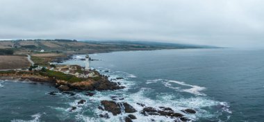 Güvercin uçlu deniz feneri. Kaliforniya 'daki uçurumun tepesindeki deniz fenerinin havadan görüntüsü..