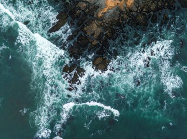 Büyük Pasifik okyanus dalgalarının havadan görünüşü Kaliforniya kıyılarına vuruyor..