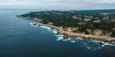 17 mil sürüş doğası. Kaliforniya, ABD 'deki Pasifik Okyanusu kıyı şeridinin güzel hava manzarası..