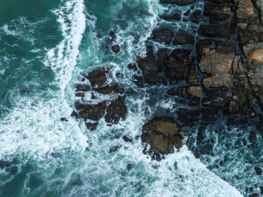 Büyük Pasifik okyanus dalgalarının havadan görünüşü Kaliforniya kıyılarına vuruyor..