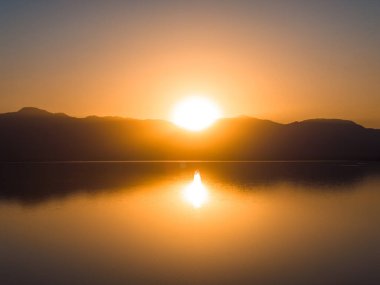 Kaliforniya 'daki Salton Denizi üzerinde hava manzarası. Gün batımında çölün ortasında kocaman bir göl..