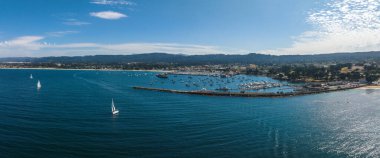 Kaliforniya 'daki Monterey şehrinin güzel hava manzaralı rıhtımına yanaşmış bir sürü yatı var..