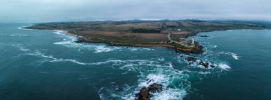 Güvercin uçlu deniz feneri. Kaliforniya 'daki uçurumun tepesindeki deniz fenerinin havadan görüntüsü..
