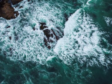 Büyük Pasifik okyanus dalgalarının havadan görünüşü Kaliforniya kıyılarına vuruyor..