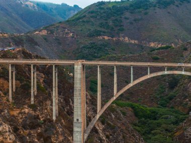 Kaliforniya, ABD 'deki Bixby Köprüsü hava görüntüsü. Pasifik Okyanusu kıyısında güzel bir köprü.