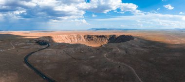 Arizona 'daki Meteor Krateri Doğal Kent Simgesi' nin hava görüntüsü. Göktaşı krateri, uzaydan. Bu görüntünün elementleri NASA tarafından döşenmiştir. Yüksek kalite fotoğraf