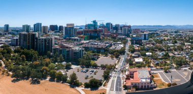 Arizona 'nın şehir merkezindeki Phoenix şehri. Phoenix Arizona şehir merkezinin en iyi manzarası ABD 'de bir yaz günü.