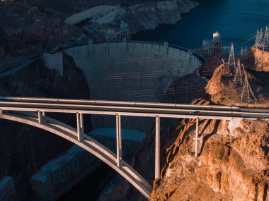 Colorado Nehri 'ndeki Hoover Barajı şafak vakti Nevada ve Arizona' yı kaplıyor. Hoover Barajı ve Colorado Nehri Köprüsü 'nün havadan görüntüsü