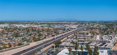 Arizona 'nın şehir merkezindeki Phoenix şehri. Phoenix Arizona şehir merkezinin en iyi manzarası ABD 'de bir yaz günü.