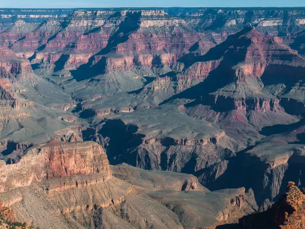 Büyük Kanyon hava sahnesi. Grand Canyon Ulusal Parkı 'ndaki güzel doğa manzaralı bir panorama. Grand Canyon Ulusal Parkı 'nın Güney Rim' i. Arizona, Büyük Kanyon Manzarası.