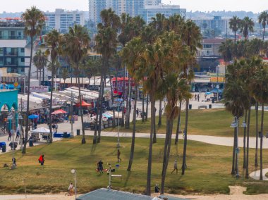 Venice Beach, CA 'deki kıyı şeridinin hava görüntüsü. Venedik sahili, Los Angeles, Kaliforniya
