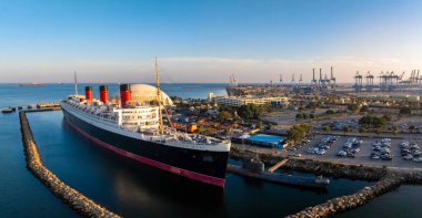 Long Beach ve Queen Mary, California 'nın panoramik hava manzarası.