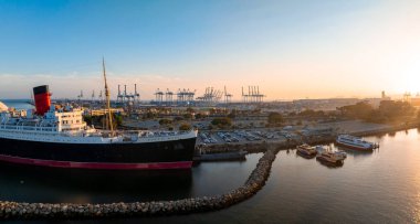 Long Beach ve Queen Mary, California 'nın panoramik hava manzarası.