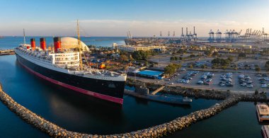 Long Beach ve Queen Mary, California 'nın panoramik hava manzarası.