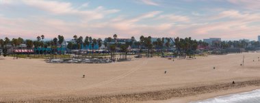 Venice Beach, CA 'deki kıyı şeridinin hava görüntüsü. Venedik sahili, Los Angeles, Kaliforniya