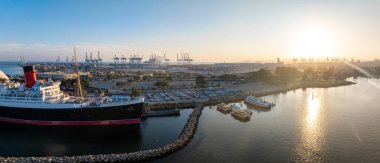 Long Beach ve Queen Mary, California 'nın panoramik hava manzarası.