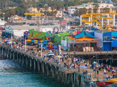 Santa Monica Sahili ve İskelesi 'nin panoramik manzarası