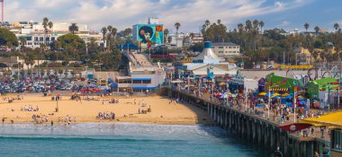 Santa Monica Sahili ve İskelesi 'nin panoramik manzarası