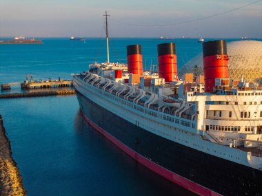 Long Beach ve Queen Mary, California 'nın panoramik hava manzarası.