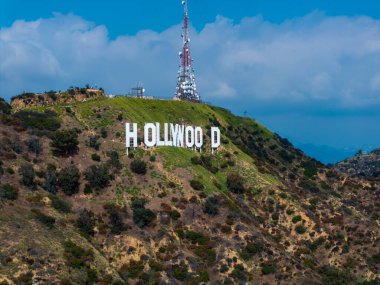 Los Angeles, Kaliforniya 'daki Mount Lee' deki ünlü Hollywood tabelası. Hollywood tepelerinin hava manzarası.