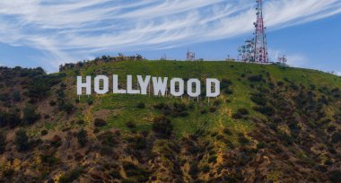 Los Angeles, Kaliforniya 'daki Mount Lee' deki ünlü Hollywood tabelası. Hollywood tepelerinin hava manzarası.