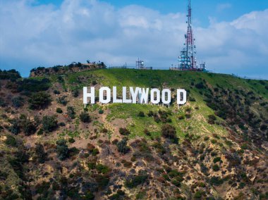 Los Angeles, Kaliforniya 'daki Mount Lee' deki ünlü Hollywood tabelası. Hollywood tepelerinin hava manzarası.