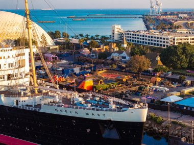 Long Beach ve Queen Mary, California 'nın panoramik hava manzarası.
