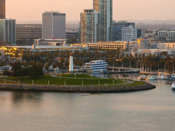 Long Beach sahil şeridi, liman, siluet ve Long Beach 'teki Palm Trees' li Marina 'nın panoramik manzarası. Güzel Los Angeles.