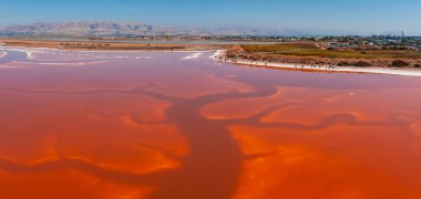 Alviso Marina İlçe Parkı 'ndaki Pembe Tuz Göletleri' nin havadan görünüşü, San Francisco Körfezi Ulusal Yaban Hayatı Sığınağı 'na açılan kapı.