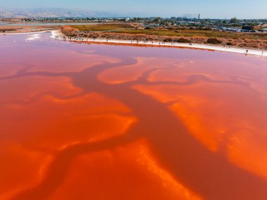 Alviso Marina İlçe Parkı 'ndaki Pembe Tuz Göletleri' nin havadan görünüşü, San Francisco Körfezi Ulusal Yaban Hayatı Sığınağı 'na açılan kapı.