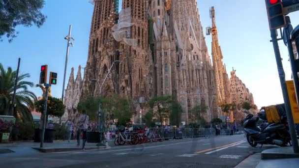 Άνθρωποι Σπεύδουν Κοντά Στον Καθεδρικό Ναό Sagrada Familia Στη Βαρκελώνη — Αρχείο Βίντεο