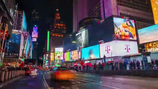 タイムズスクエア ニューヨーク シティ ナイト タイムラプス 高ダイナミックレンジ4Kタイムラプス 広告の忙しい人々 交通およびLedの壁 — ストック動画