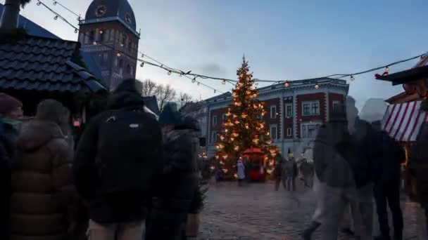 Schöner Weihnachtsmarkt Riga Lettland Menschen Eilen Auf Der Suche Nach — Stockvideo
