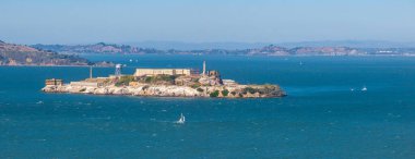 San Francisco Körfezi 'ndeki Alcatraz adasının havadan görünüşü, San Francisco Körfezi' ndeki Alcatraz hapishanesi. Golden Gate köprüsü olan Alcatraz adasının güzel hava manzarası.