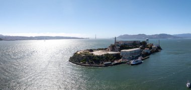 San Francisco Körfezi 'ndeki Alcatraz adasının havadan görünüşü, San Francisco Körfezi' ndeki Alcatraz hapishanesi. Golden Gate köprüsü olan Alcatraz adasının güzel hava manzarası.