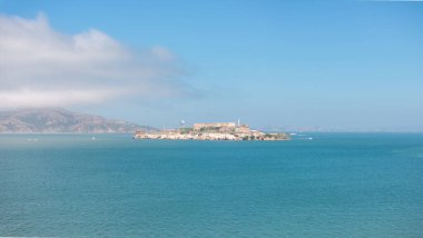 San Francisco Körfezi 'ndeki Alcatraz adasının havadan görünüşü, San Francisco Körfezi' ndeki Alcatraz hapishanesi. Golden Gate köprüsü olan Alcatraz adasının güzel hava manzarası.