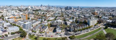 San Francisco 'nun Alamo Square CA' daki ünlü manzarasının havadan görüntüsü, ABD