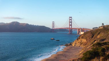 Ünlü Golden Gate Köprüsü, San Francisco gün batımında, ABD. San Franciscos Golden Gate Köprüsü, Marin County 'den gün batımında