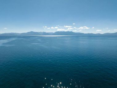 Kaliforniya, ABD 'den Tahoe Gölü' nün güzel hava manzarası. Vahşi ormanlar, temiz hava ve Kaliforniya 'nın dağları.