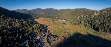 Tahoe Gölü yakınındaki Mountain View ile Olimpiyat Köyü 'nün havadan görüntüsü.