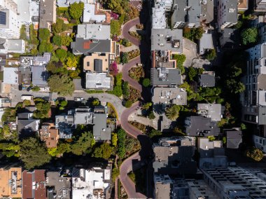 Lombard Sokağı 'nın panoramik manzarası, San Francisco, California' da bir doğu batı sokağı. Dik virajlı, sekiz virajlı bir blok. En eğri, dik tepeler, keskin kıvrımlar.