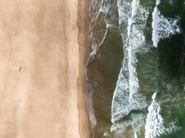 San Francisco 'da denizin karayla buluştuğu yer. Ocean Beach, San Francisco 'nun Sunset bölgesinde bulunan dünyaca ünlü bir sörf plajı. Uçurumlardaki uçurum evi..