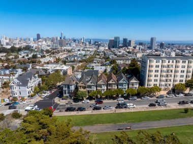 San Francisco 'nun Alamo Square CA' daki ünlü manzarasının havadan görüntüsü, ABD