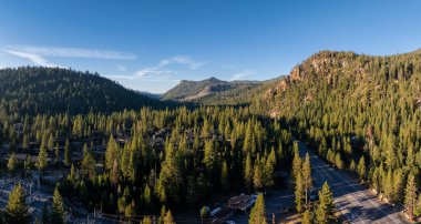 Tahoe Gölü yakınındaki Mountain View ile Olimpiyat Köyü 'nün havadan görüntüsü.