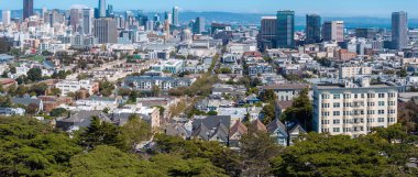 San Francisco 'nun Alamo Square CA' daki ünlü manzarasının havadan görüntüsü, ABD