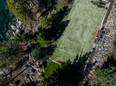 Ormanla çevrili tenis kortunun kuş bakışı görüntüsü. Amerika 'daki Tahoe Gölü doğası..