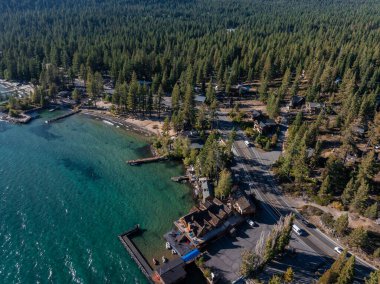 Kaliforniya, ABD 'den Tahoe Gölü' nün güzel hava manzarası. Vahşi ormanlar, temiz hava ve Kaliforniya 'nın dağları.