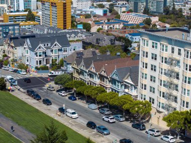 San Francisco 'nun Alamo Square CA' daki ünlü manzarasının havadan görüntüsü, ABD
