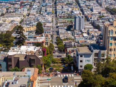 Lombard Sokağı 'nın panoramik manzarası, San Francisco, California' da bir doğu batı sokağı. Dik virajlı, sekiz virajlı bir blok. En eğri, dik tepeler, keskin kıvrımlar.