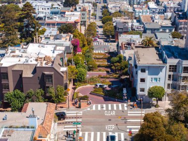 Lombard Sokağı 'nın panoramik manzarası, San Francisco, California' da bir doğu batı sokağı. Dik virajlı, sekiz virajlı bir blok. En eğri, dik tepeler, keskin kıvrımlar.